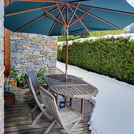 Spacieux à Pour 9 – Vue Panoramique Mont-blanc, Jacuzzi, Jardin&parking * Chamonix