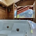 Spacieux à Pour 9 – Vue Panoramique Mont-blanc, Jacuzzi, Jardin&parking Chamonix