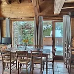 Chalet Spacieux à Pour 9 – Vue Panoramique Mont-blanc, Jacuzzi, Jardin&parking Chamonix